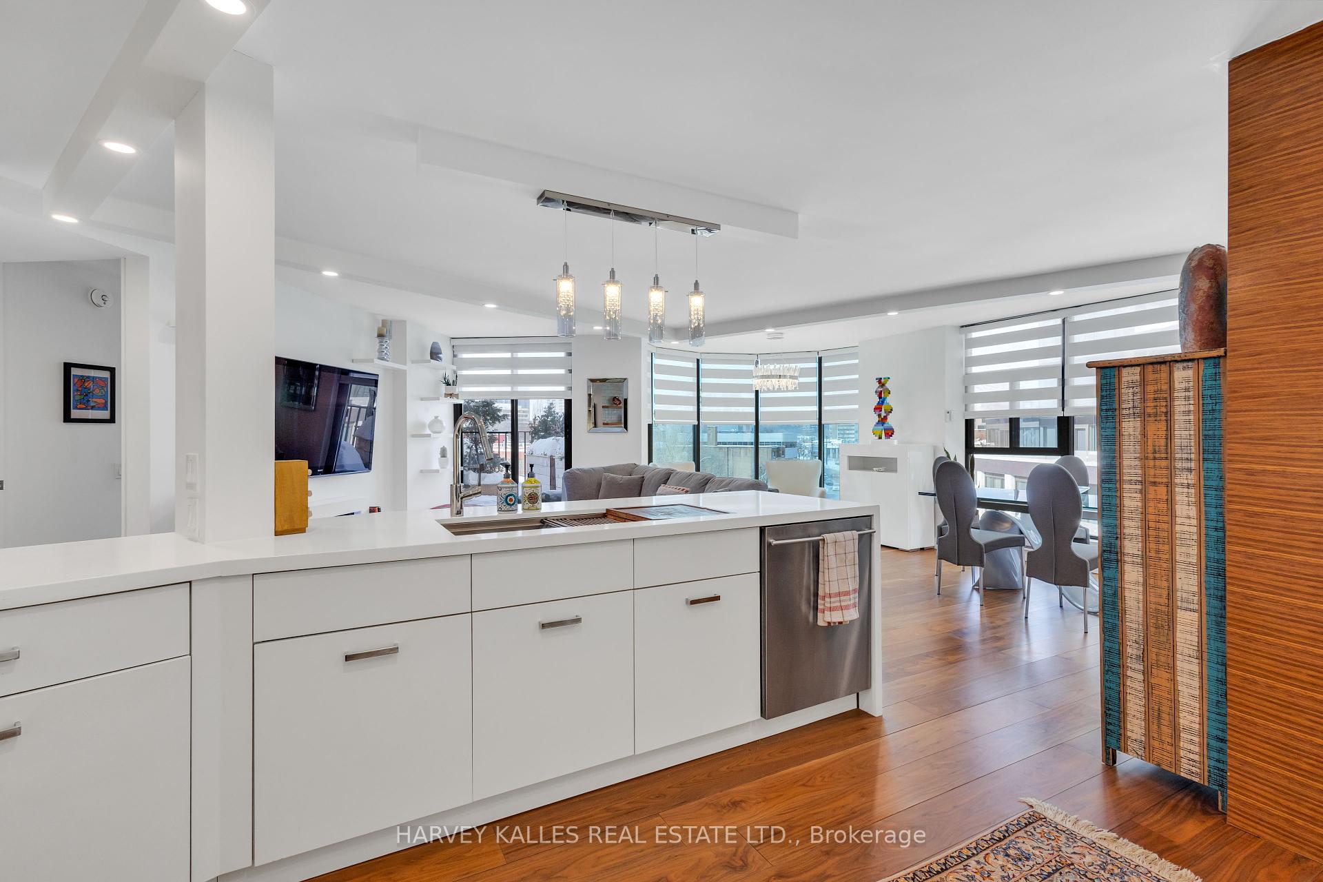 2 Bedrooms Condo at 1331 Bay, Toronto For sale
