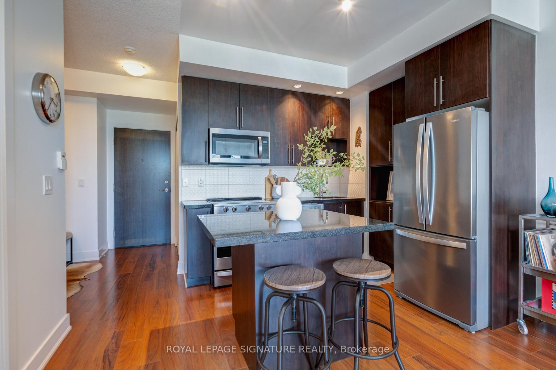 2 Bedrooms Condo at 28 Linden, Toronto For sale
