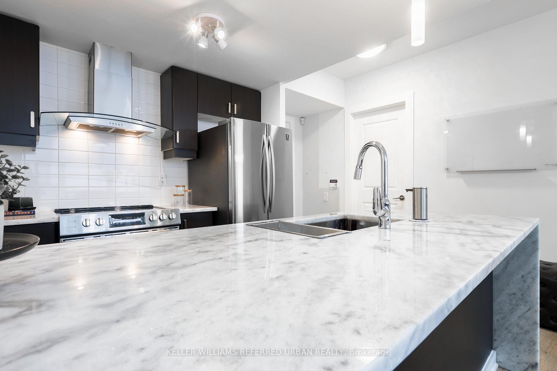 2 Bedrooms Condo at 19 Town Centre, Toronto For sale