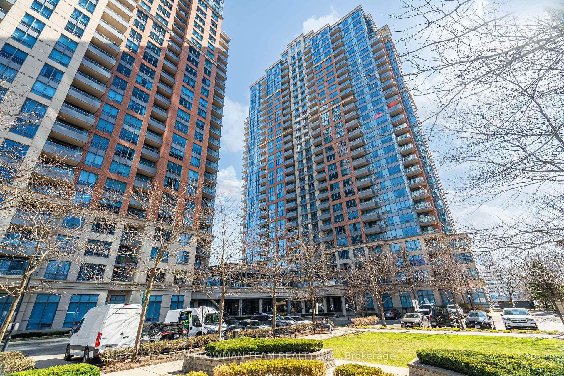 1 Bedroom Condo at 35 Viking, Toronto For sale