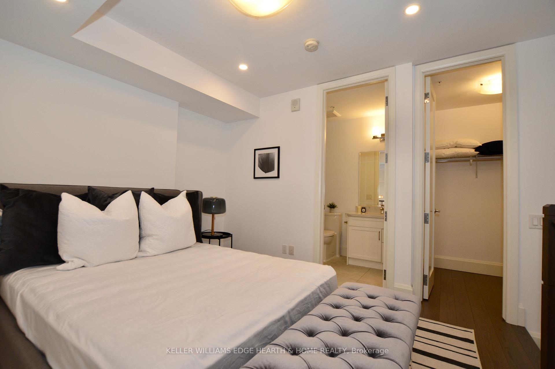 2 Bedrooms Condo at 112 King,  Hamilton For sale