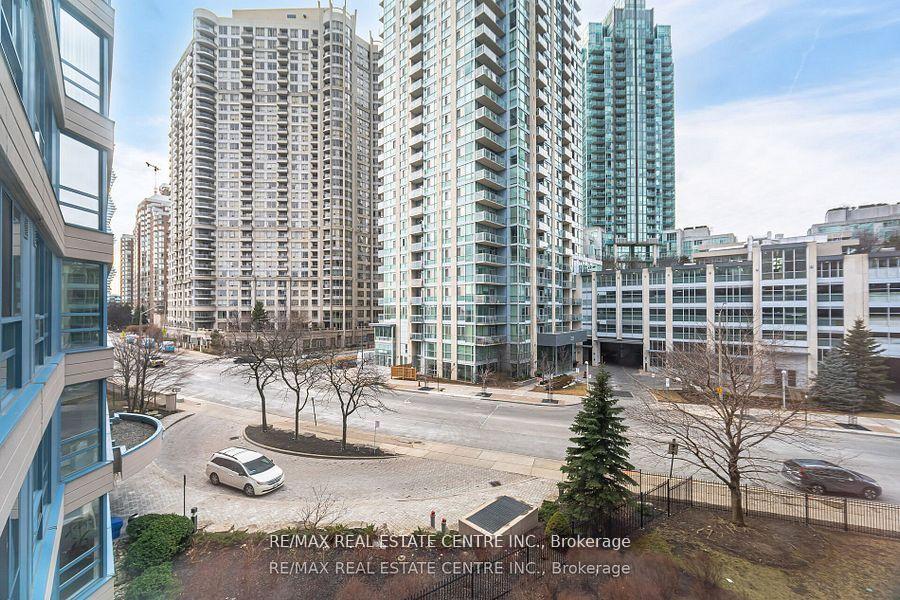 3 Bedrooms Condo at 250 Webb, Mississauga For sale