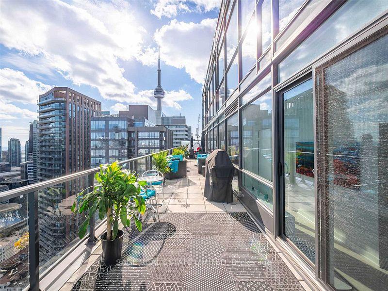 2 Bedrooms Condo at 290 Adelaide, Toronto For sale