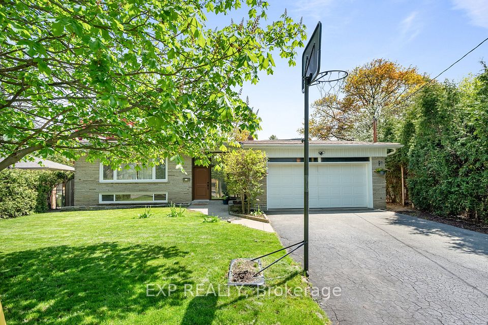 17 Ravenscroft Circle, Toronto, ON M2K 1X1
