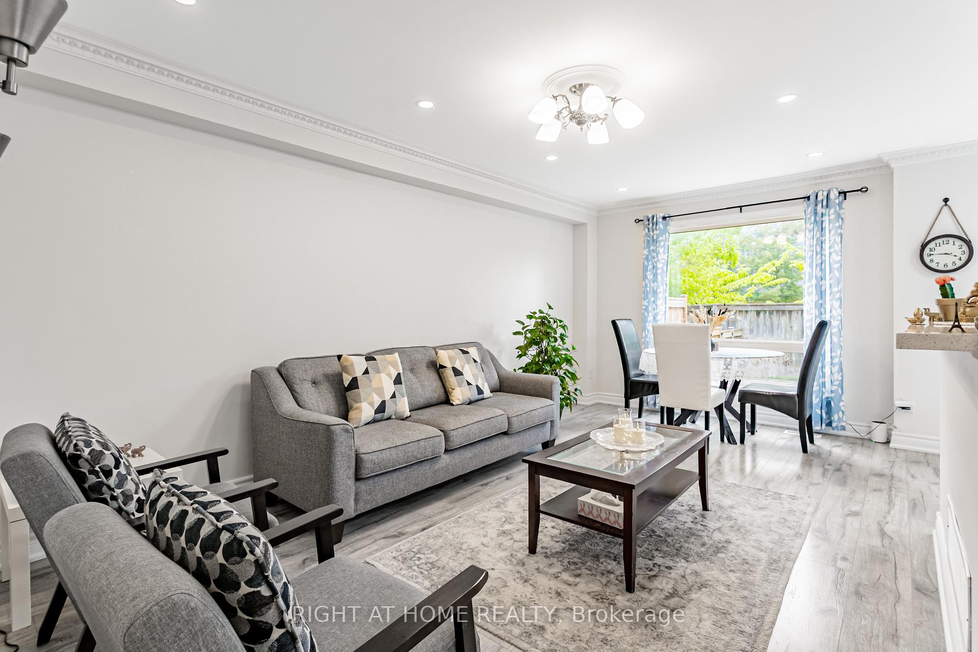 4 Bedrooms Condo at 5223 Fairford, Mississauga For sale