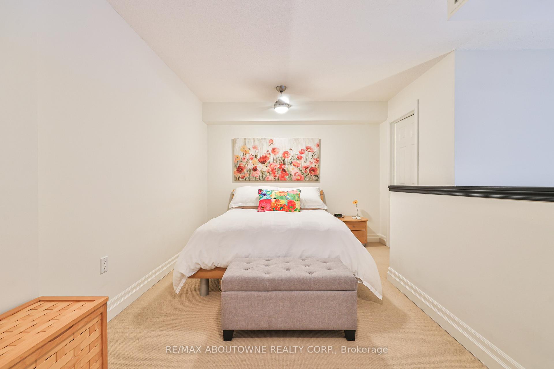 2 Bedrooms Condo at 185 Robinson, Oakville For sale