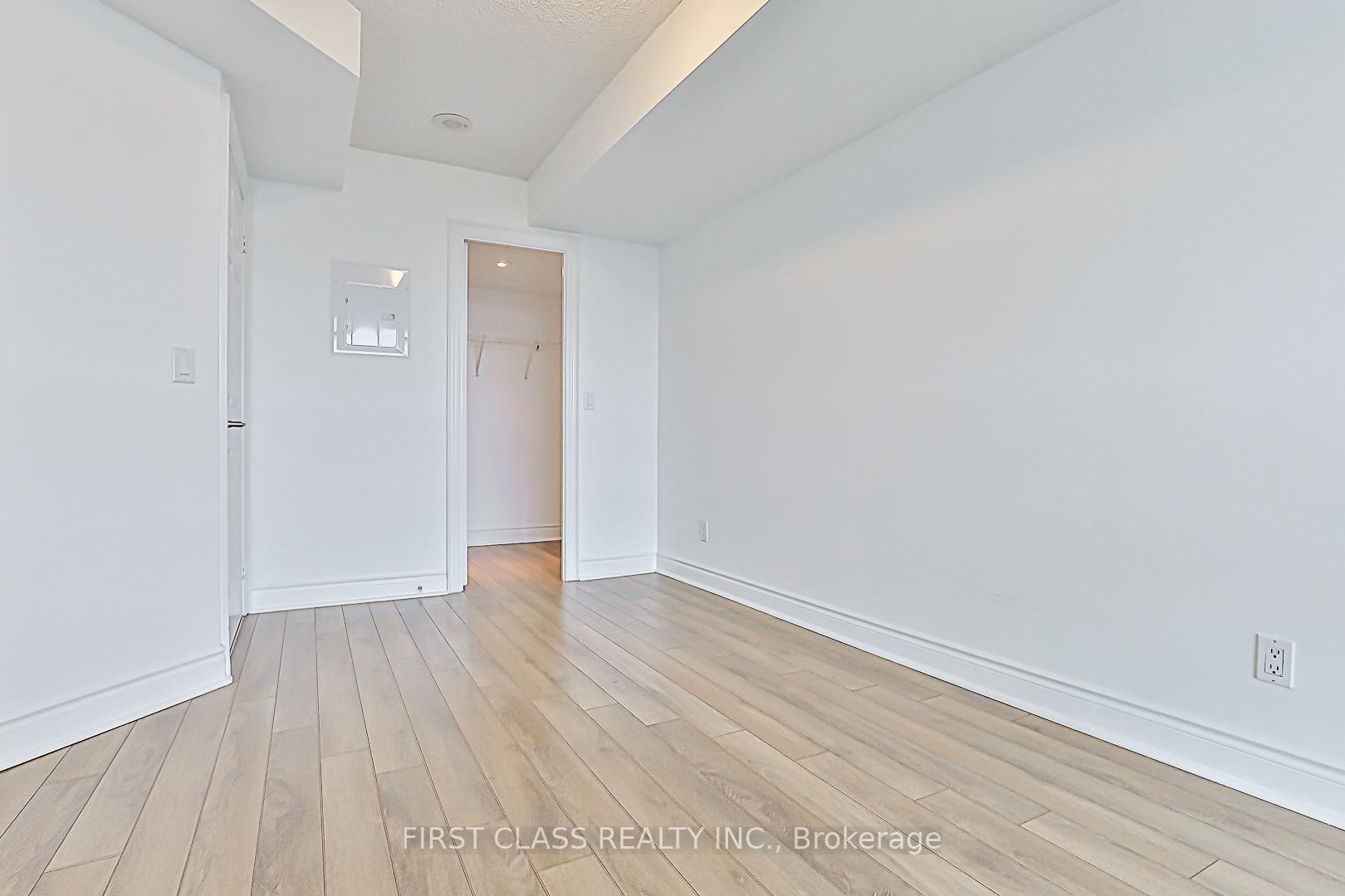 2 Bedrooms Condo at 15 Greenview,  Toronto For sale