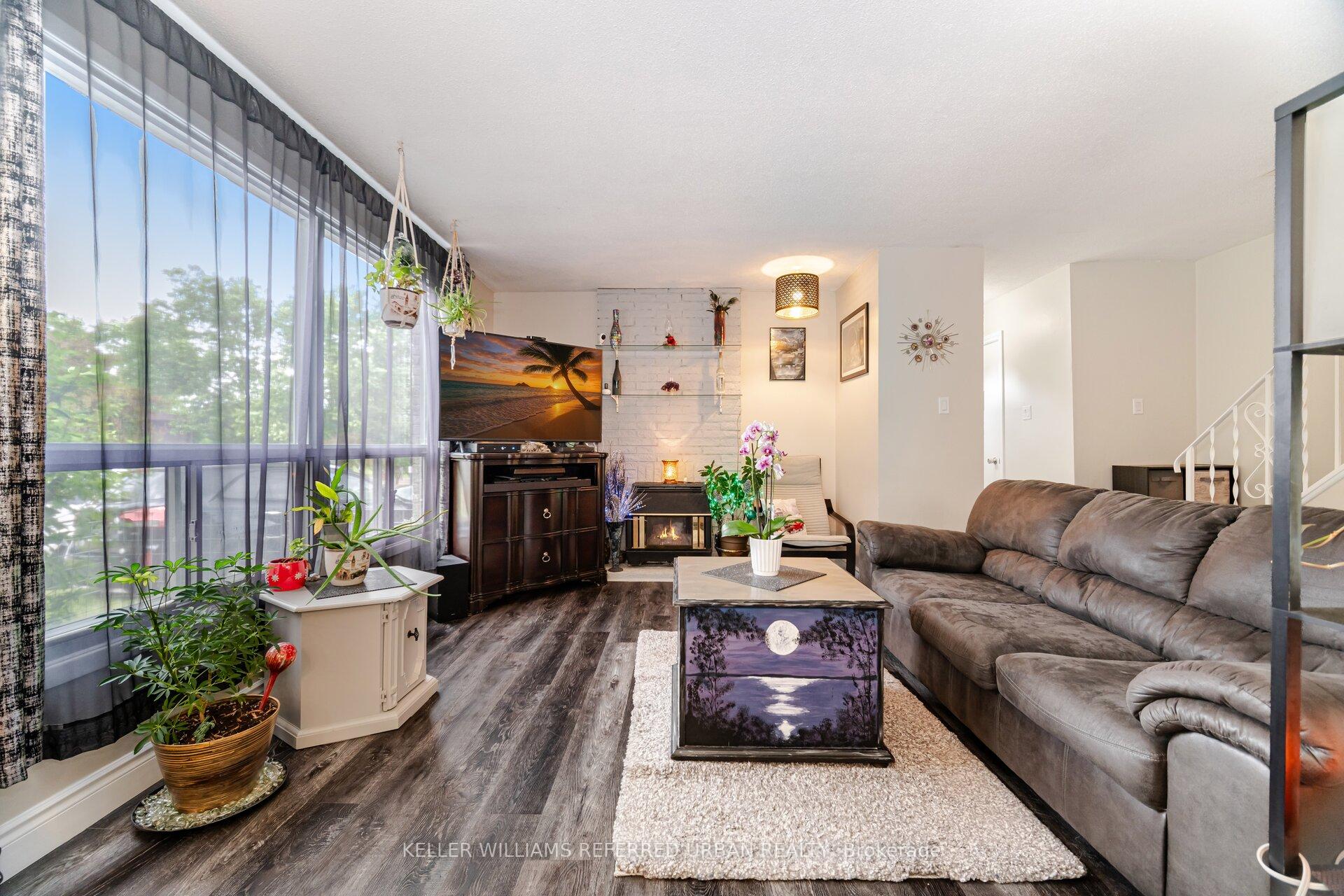 3 Bedrooms Condo at 973 Francis, Burlington For sale