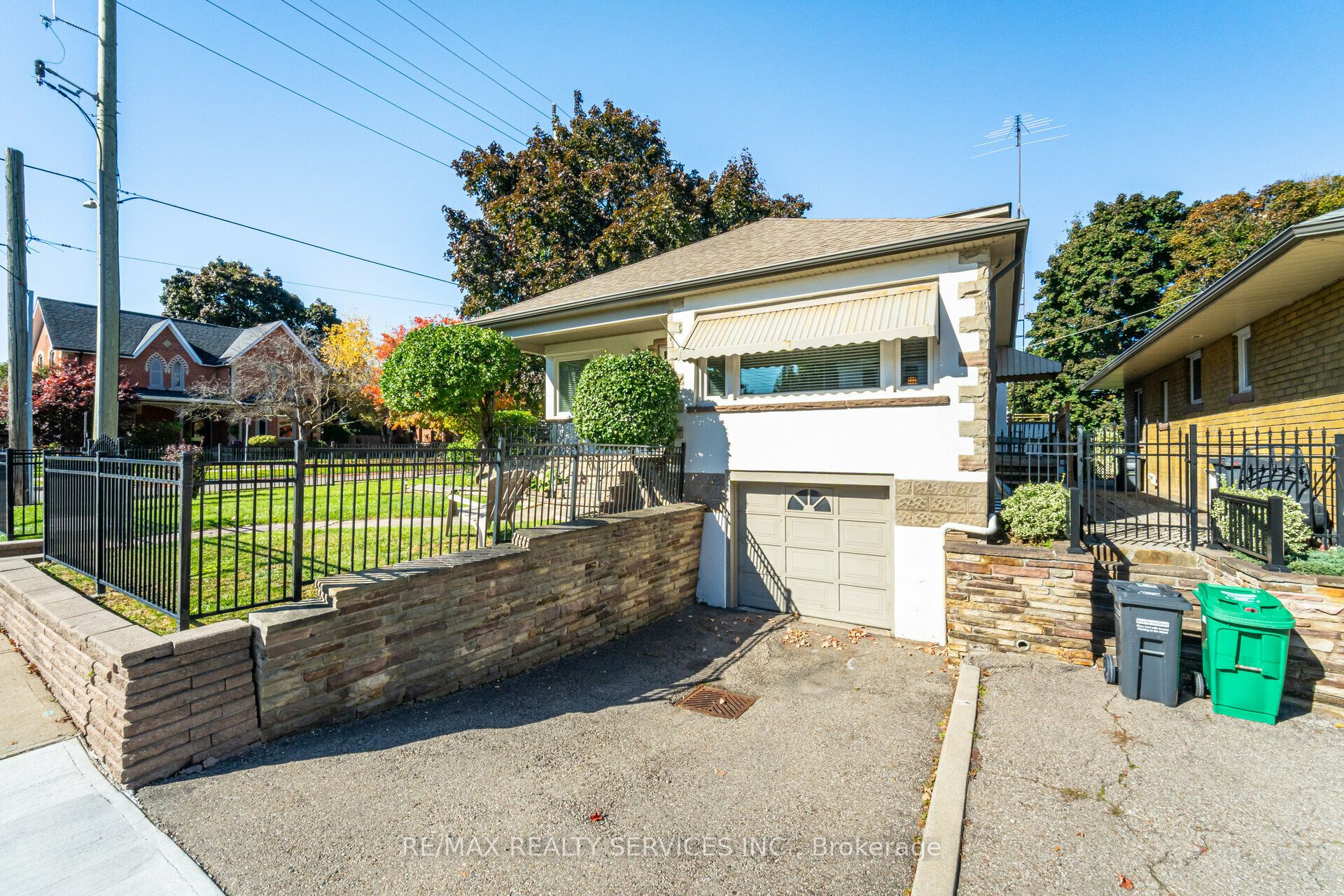 18 Wellington Street W