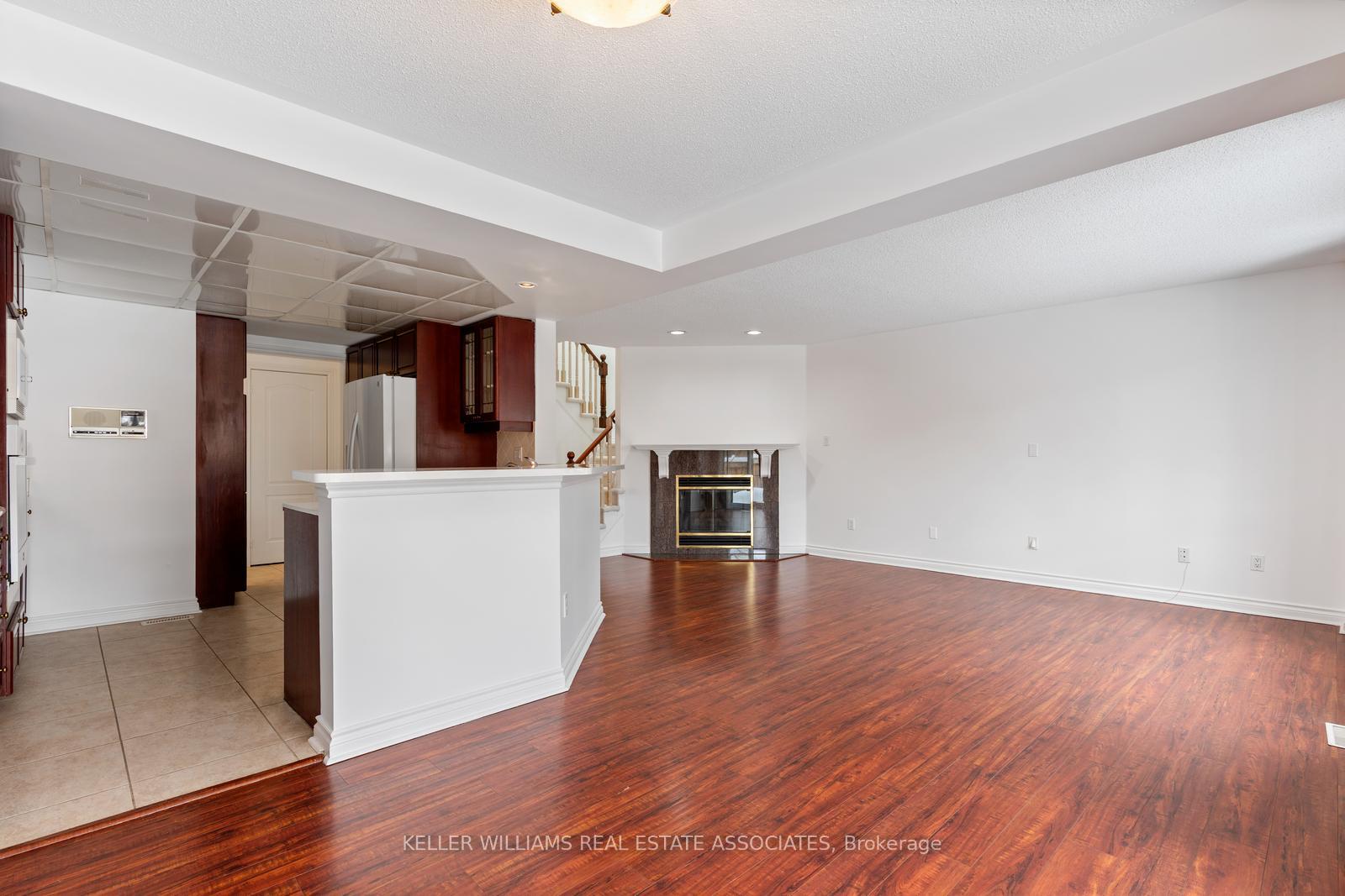 3 Bedrooms Condo at 5480 Glen Erin, Mississauga For sale