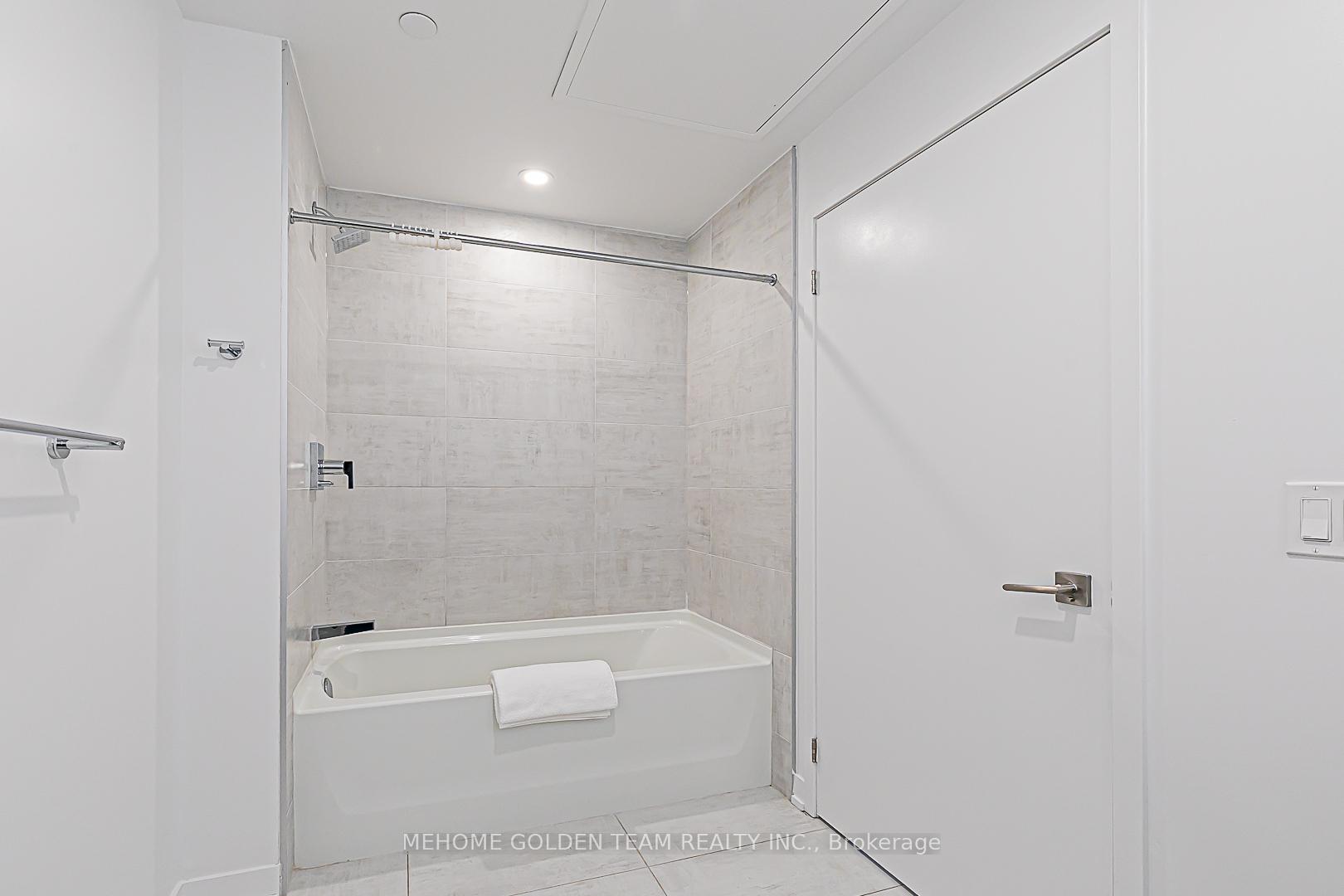 3 Bedrooms Condo at 15 Holmes, Toronto For sale