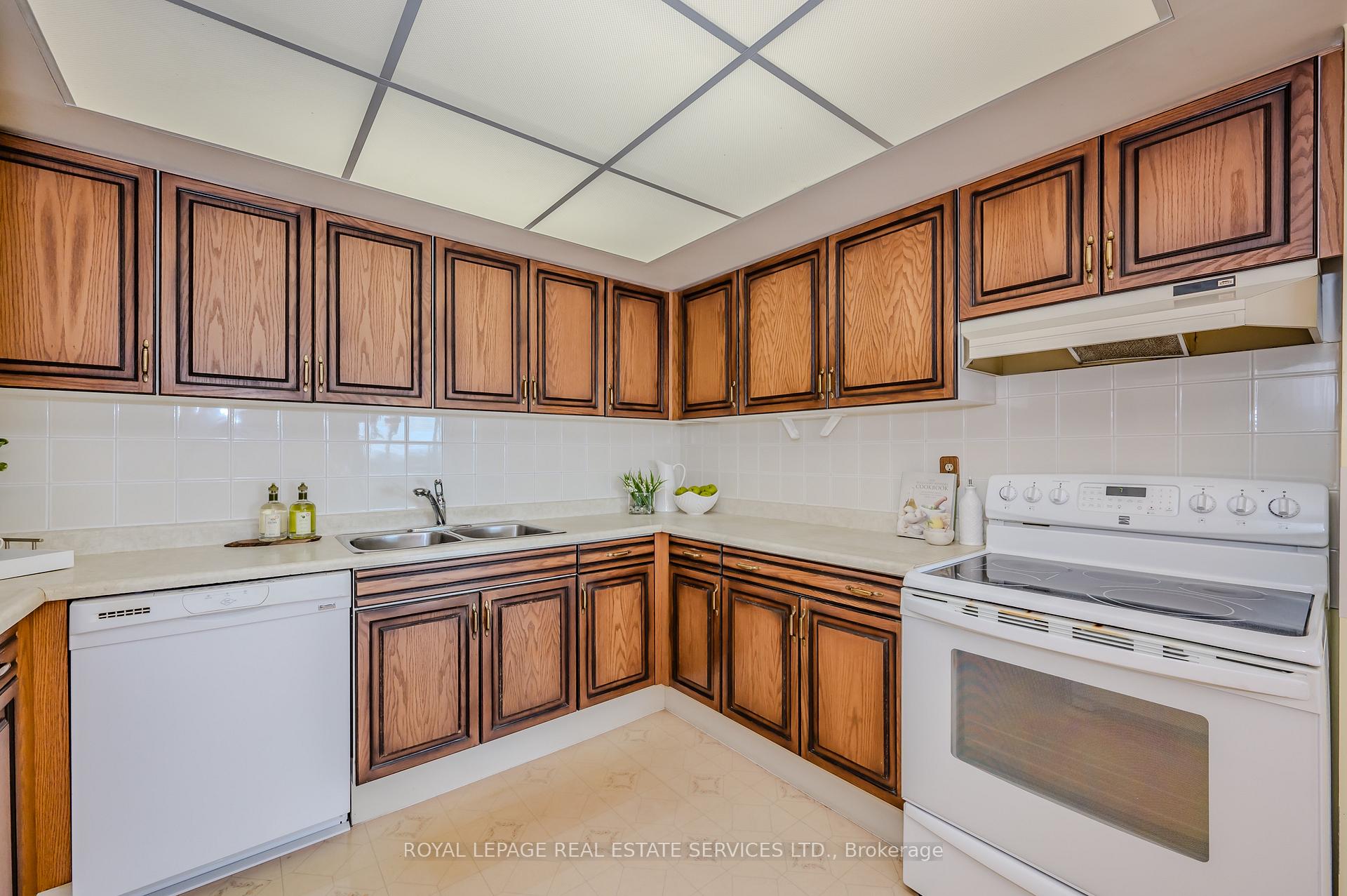 2 Bedrooms Condo at 2180 Marine,  Oakville For sale