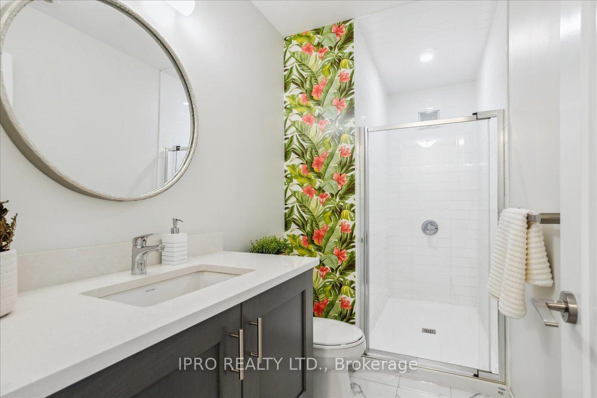 2 Bedrooms Condo at 652 Cricklewood, Mississauga For sale