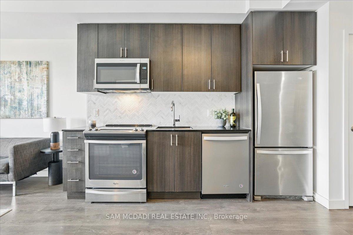 2 Bedrooms Condo at 210 Sabina Dr, Oakville For sale