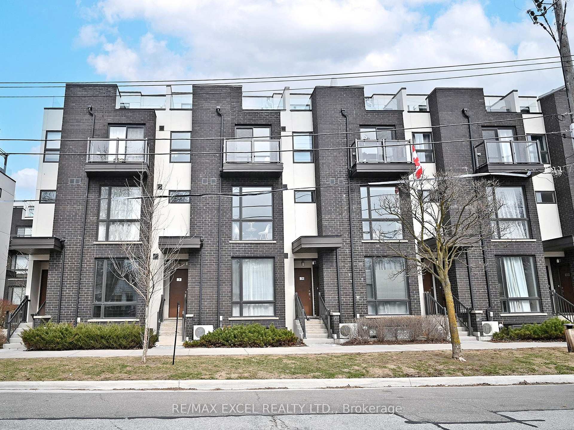 2 Bedrooms Condo at 24 Fieldway,  Toronto For sale