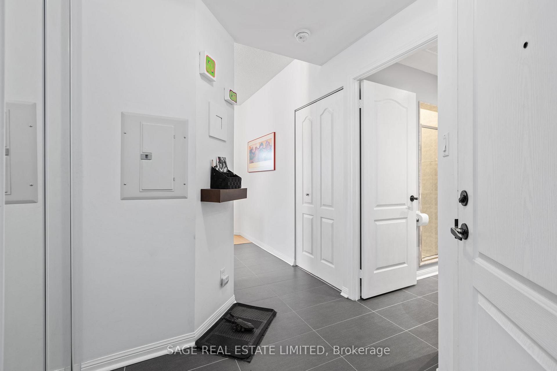2 Bedrooms Condo at 55 Lorindale, Toronto For sale