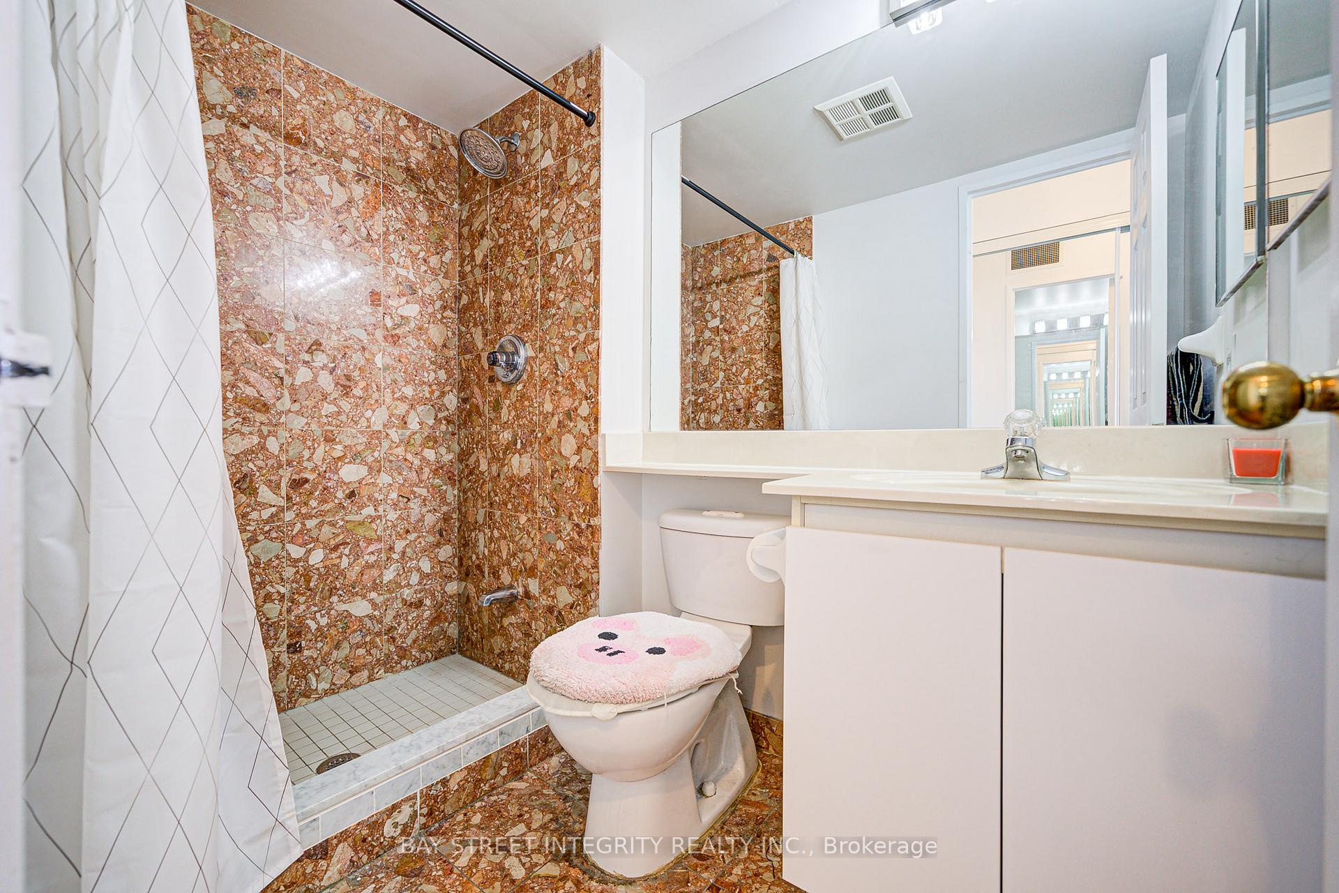 2 Bedrooms Condo at 18 Hillcrest,  Toronto For sale
