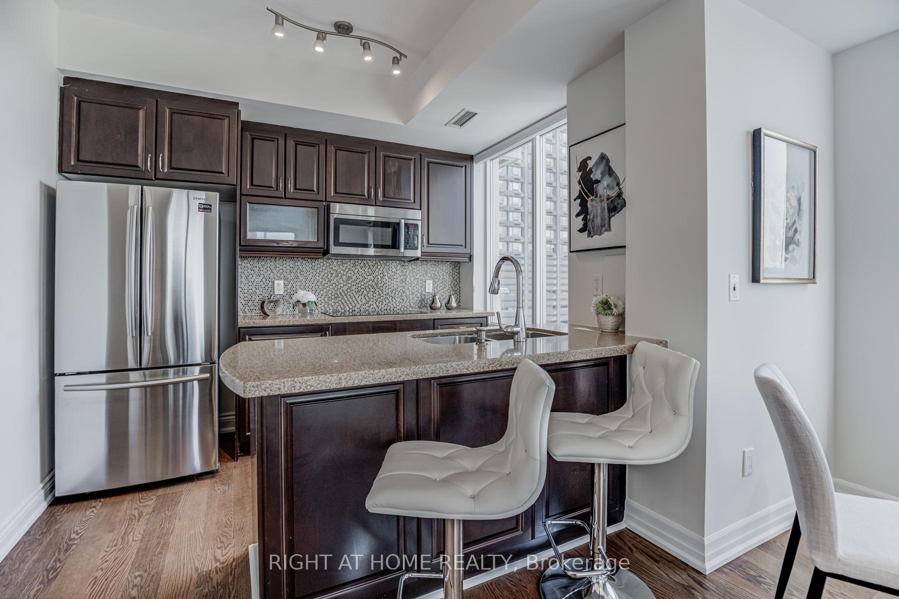 2 Bedrooms Condo at 35 Balmuto,  Toronto For sale