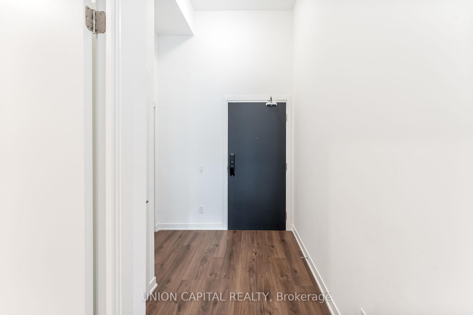 2 Bedrooms Condo at 405 Dundas, Oakville For sale