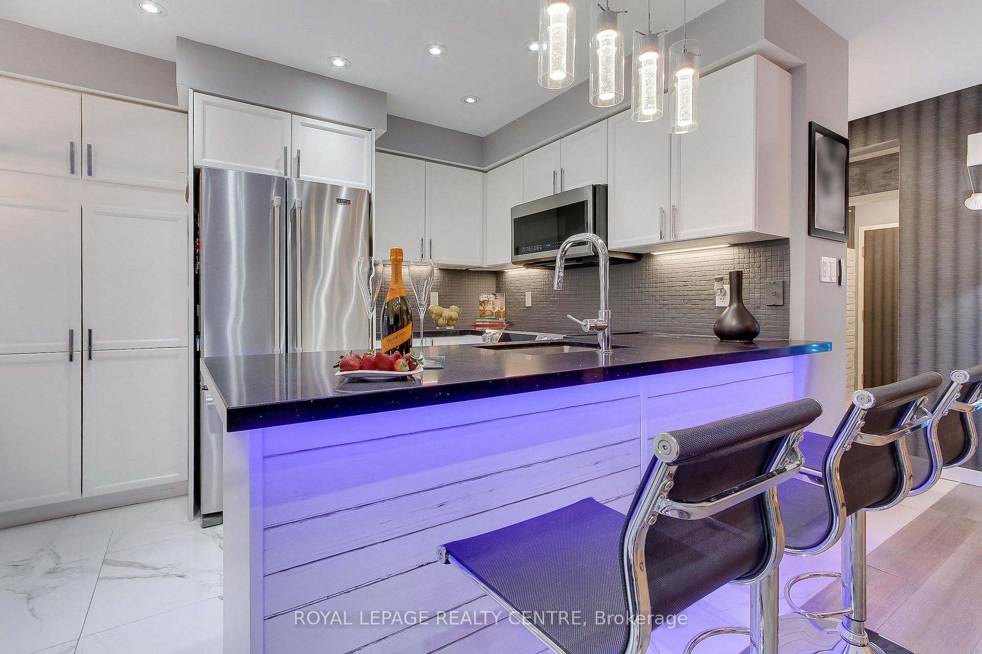3 Bedrooms Condo at 750 Neighbourhood,  Mississauga For sale