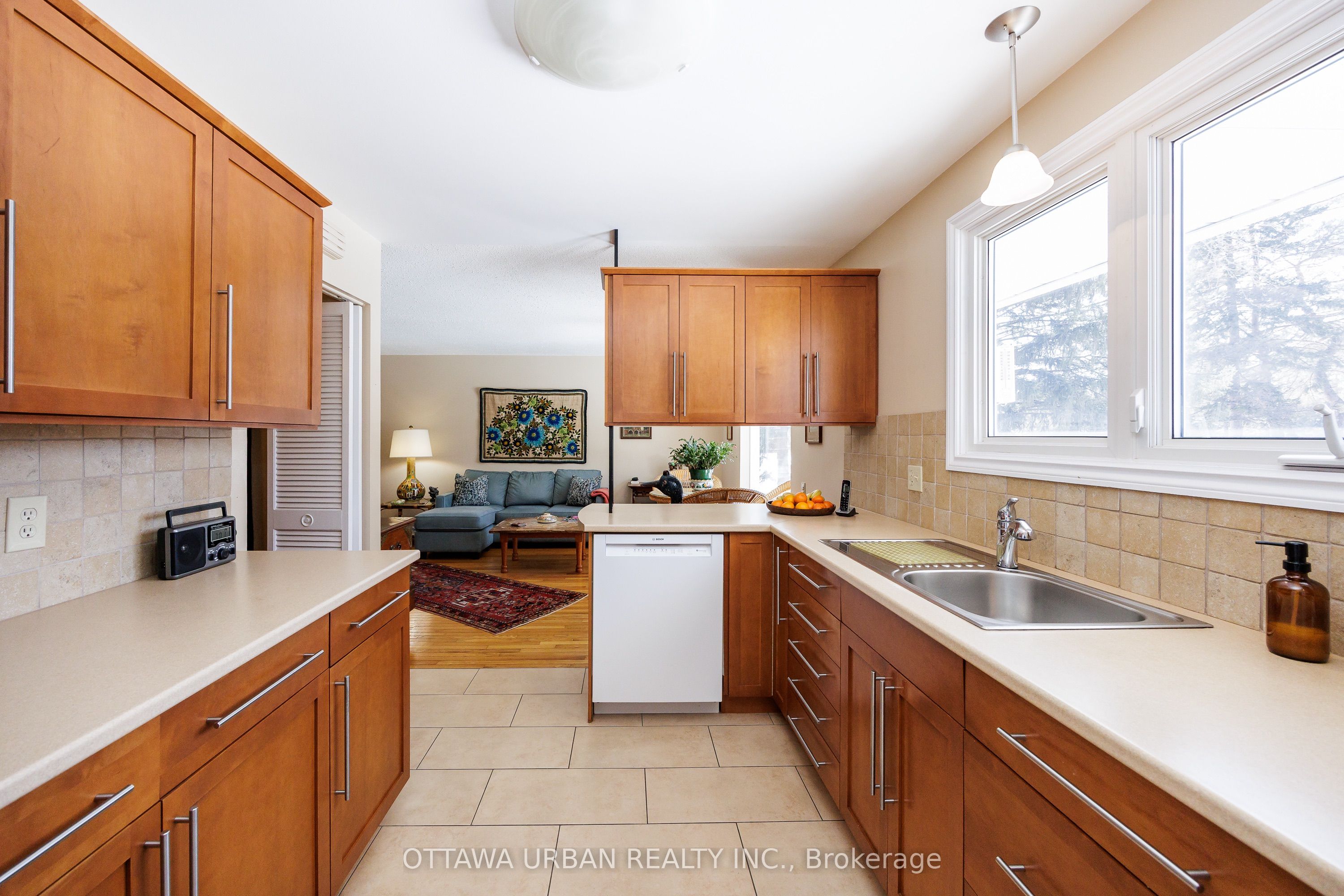 6 Carlaw Avenue, SouthofBaselinetoKnoxdale, ON K2G 0R1