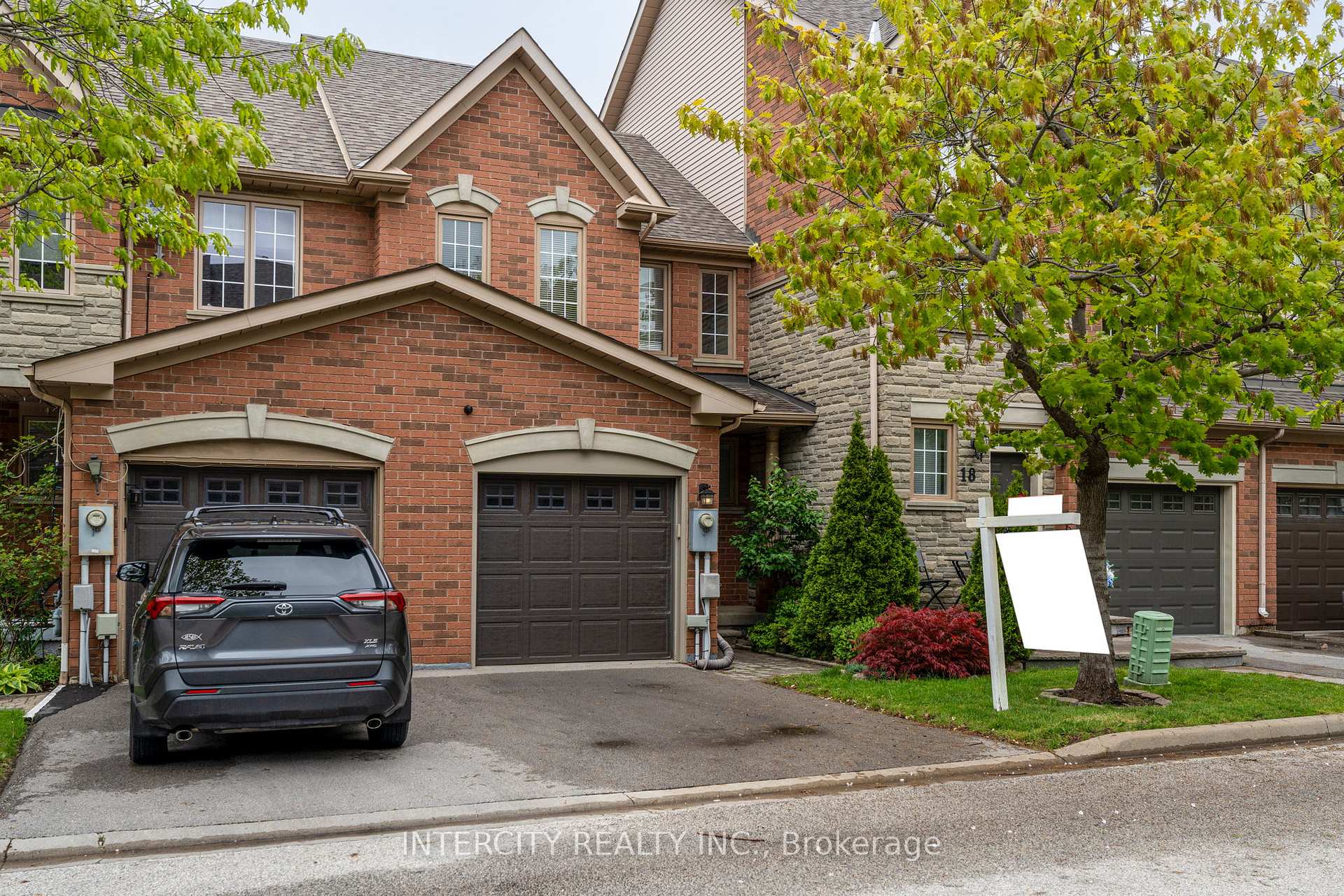 4 Bedrooms Condo at 15 Pottery, Vaughan For sale