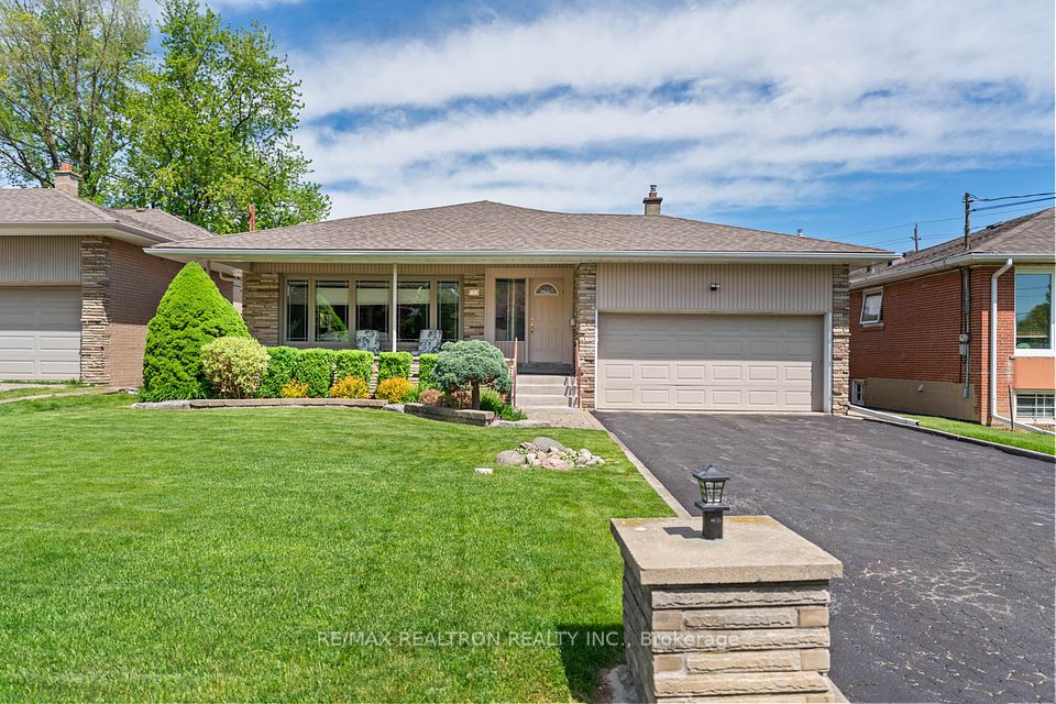 4 Beaver Valley Road, Toronto, ON M3H 4R9
