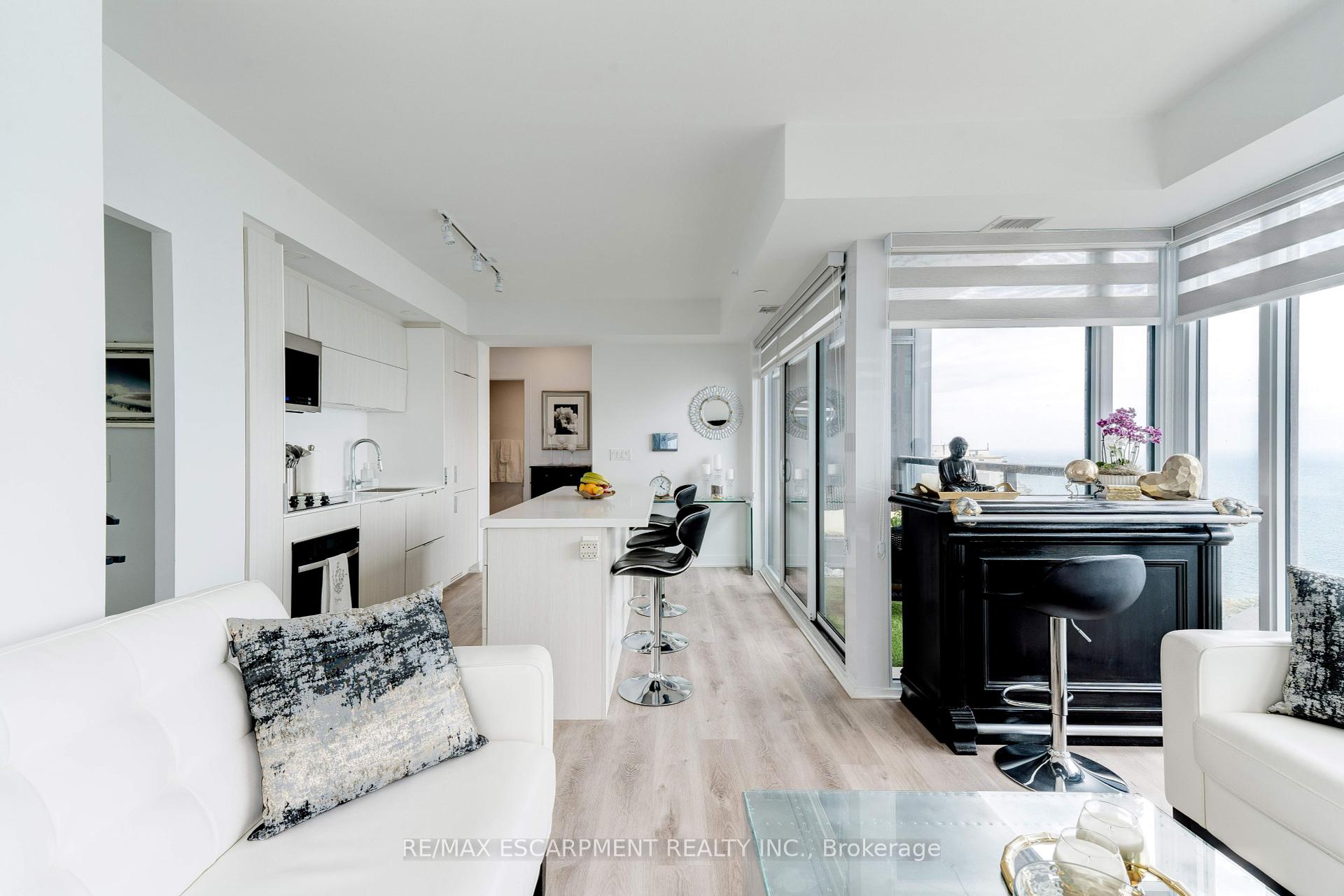 2 Bedrooms Condo at 370 Martha, Burlington For sale