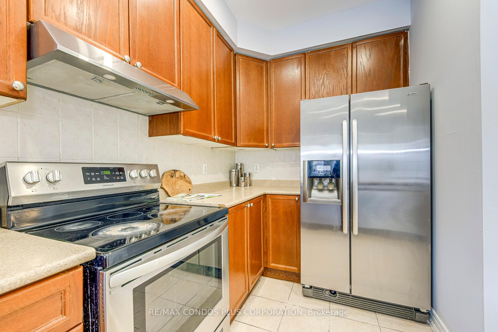 5 Bedrooms Condo at 1015 Galesway, Mississauga For sale