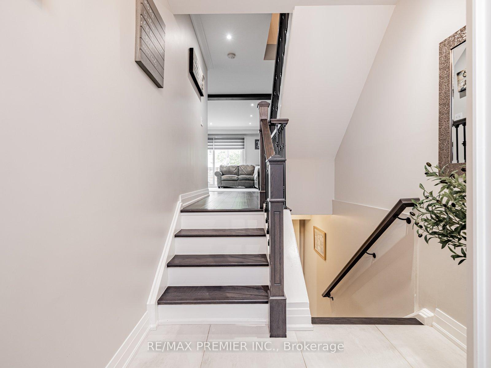 3 Bedrooms Condo at 213 Woodbridge, Vaughan For sale