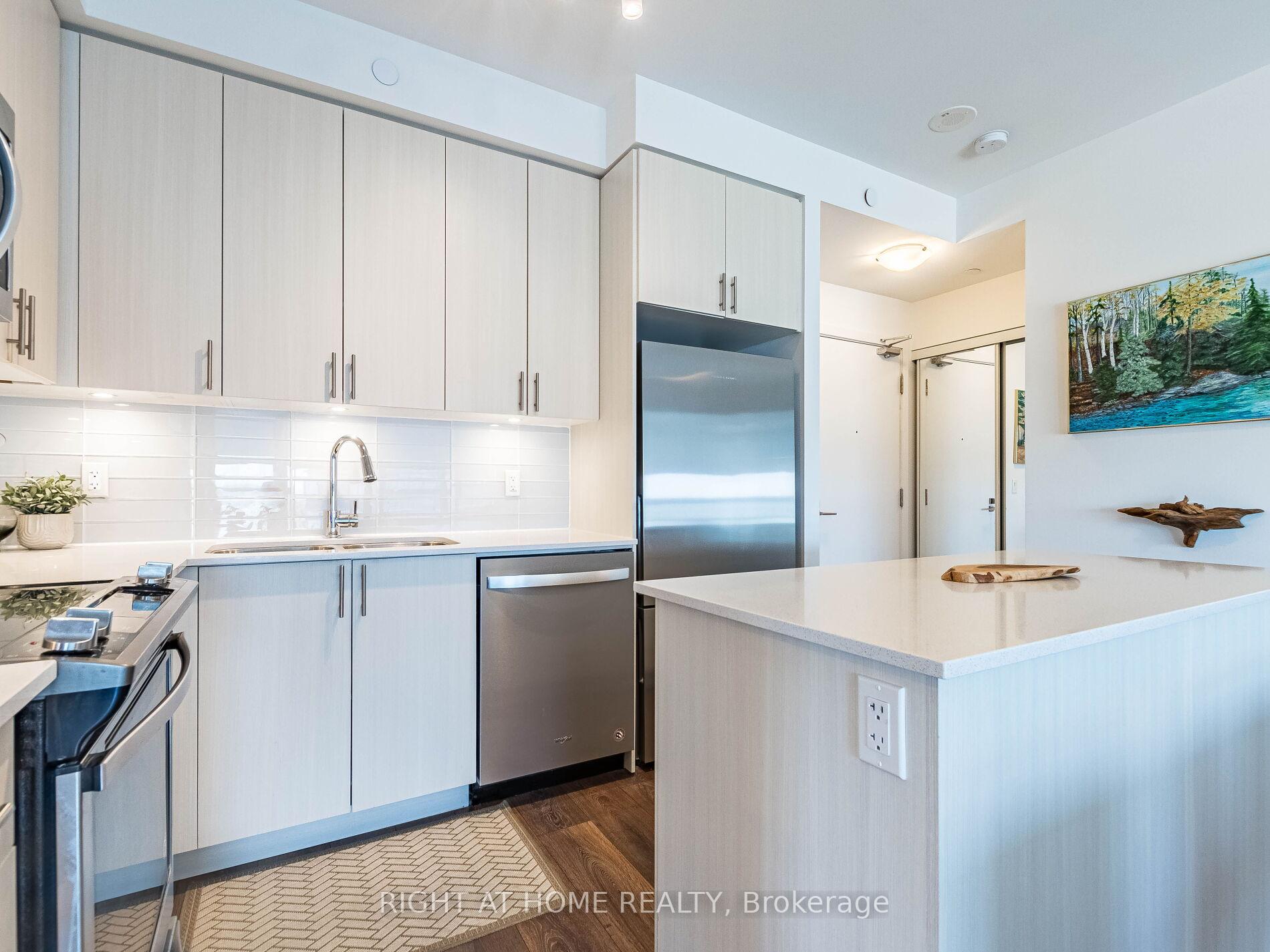 3 Bedrooms Condo at 4655 Glen Erin, Mississauga For sale