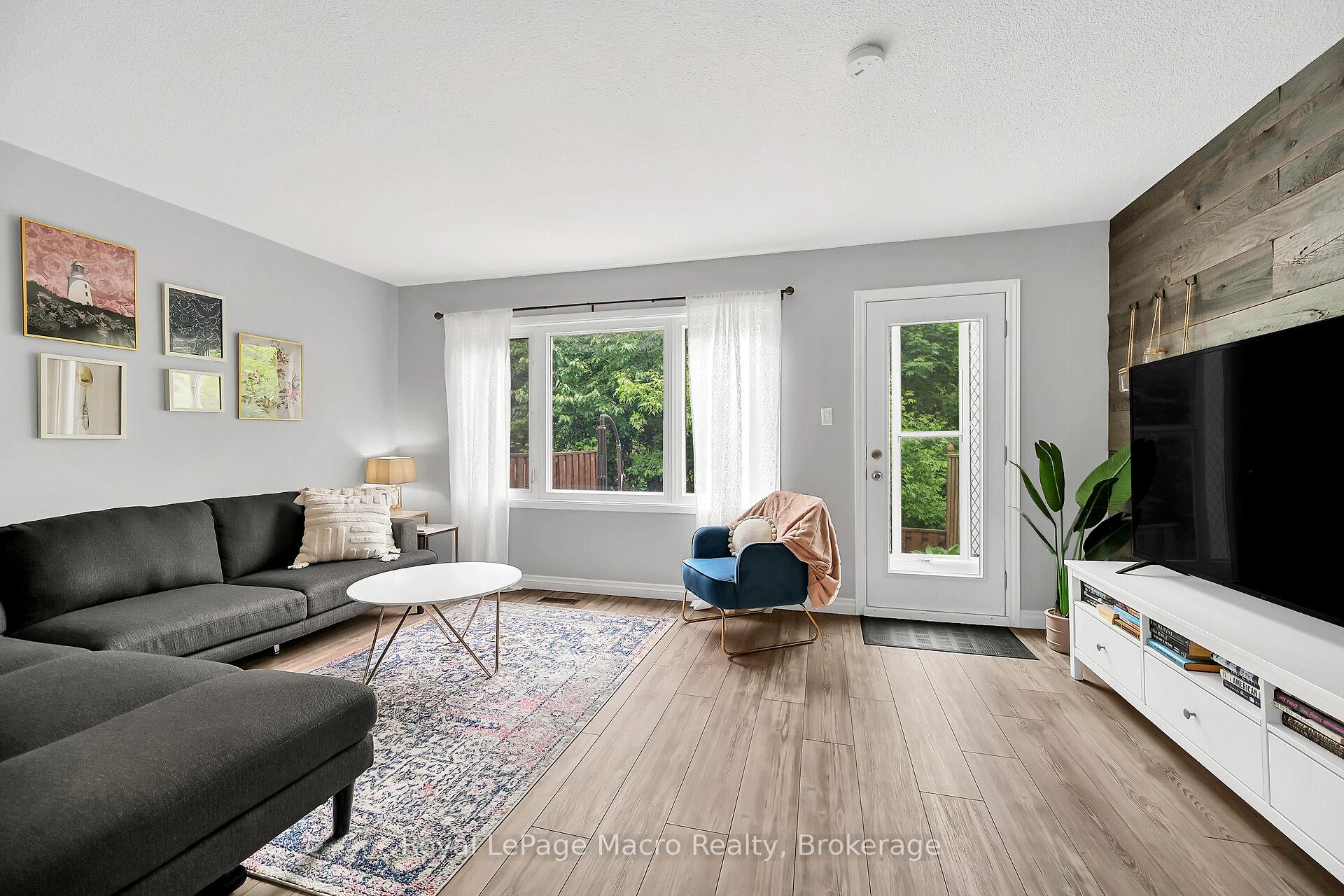 3 Bedrooms Condo at 10 Angus, Hamilton For sale