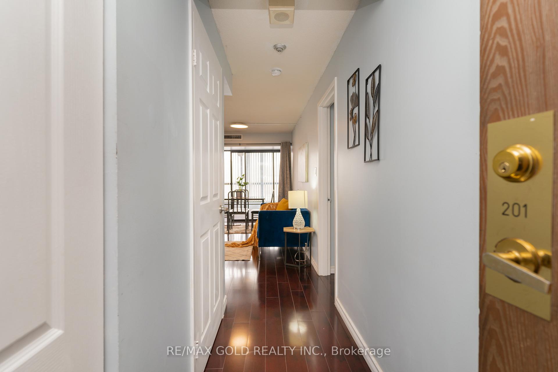 3 Bedrooms Condo at 25 Agnes, Mississauga For sale