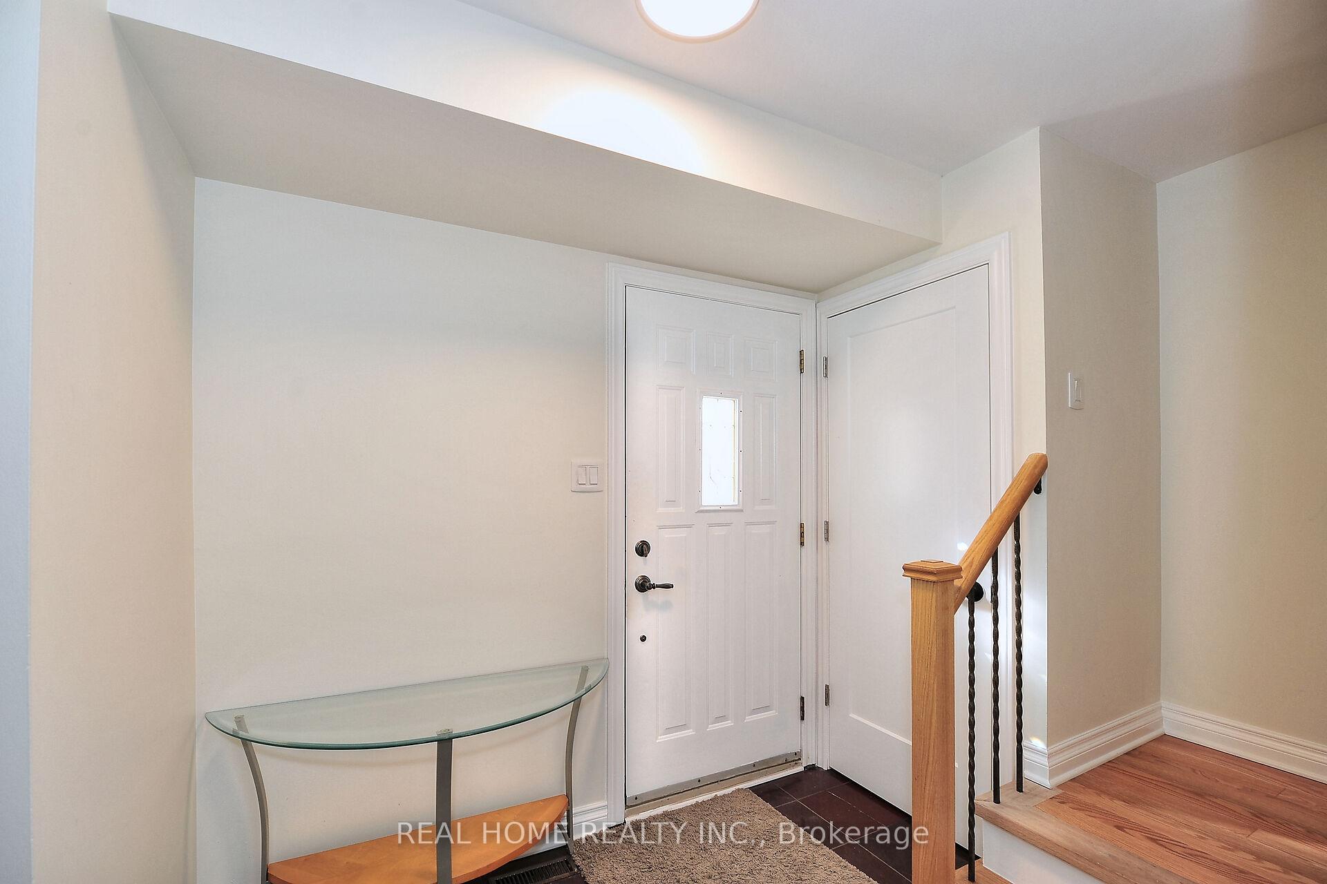 2 Bedrooms Condo at 10 Farina Mill,  Toronto For sale