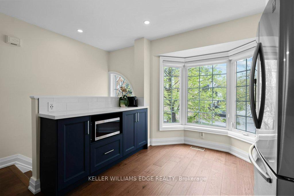 2 Bedrooms Condo at 3480 Upper Middle, Burlington For sale