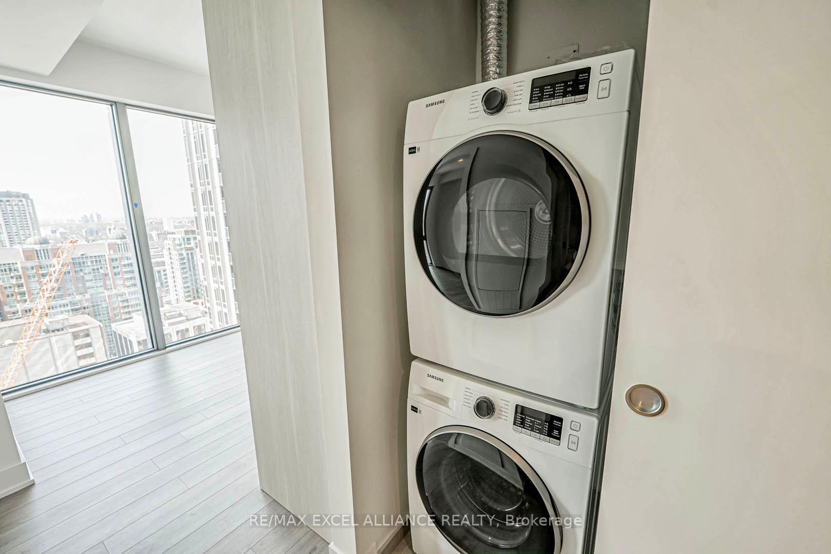 2 Bedrooms Condo at 8 Cumberland,  Toronto For sale