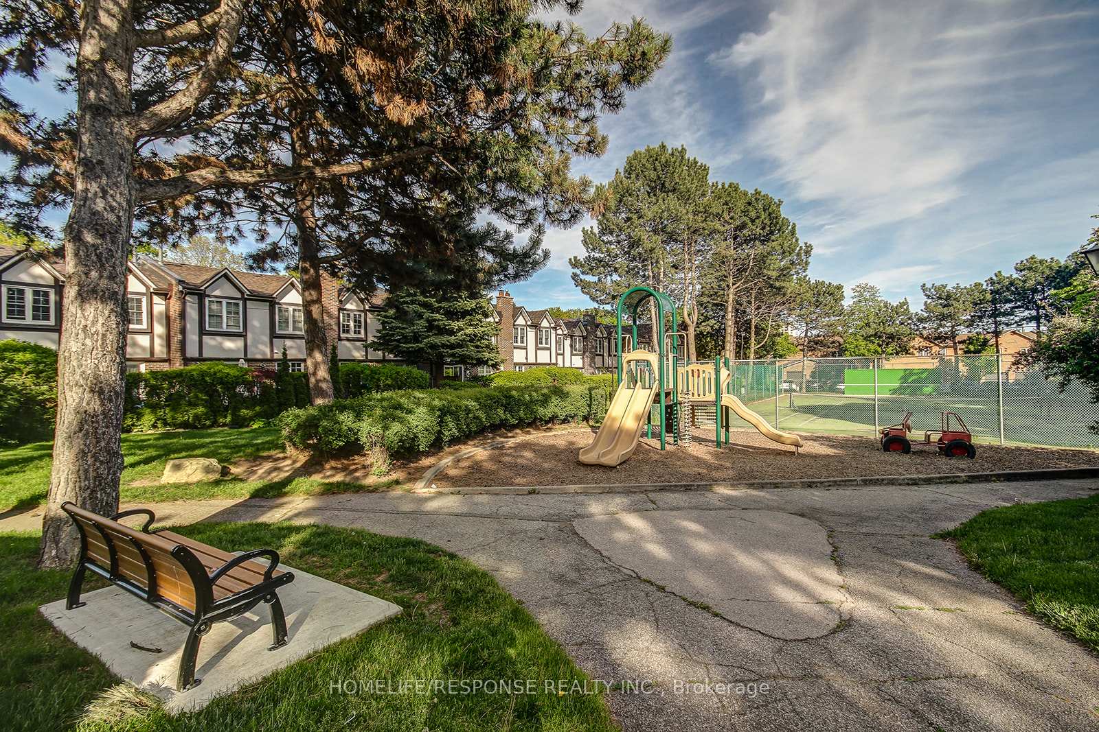 3 Bedrooms Condo at 2120 RATHBURN, Mississauga For sale