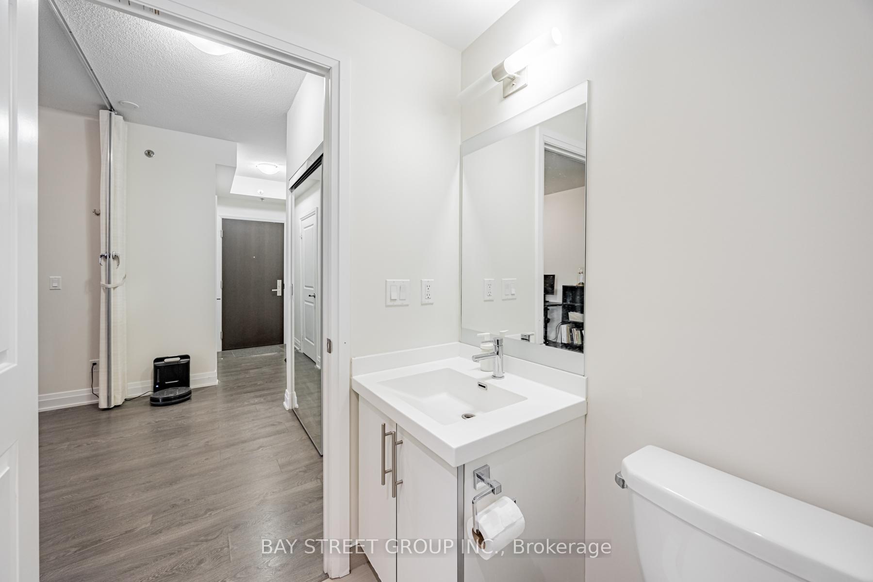 2 Bedrooms Condo at 55 Speers, Oakville For sale