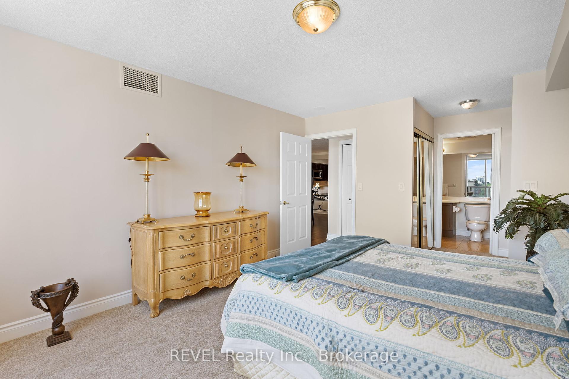 2 Bedrooms Condo at 442 Maple, Burlington For sale