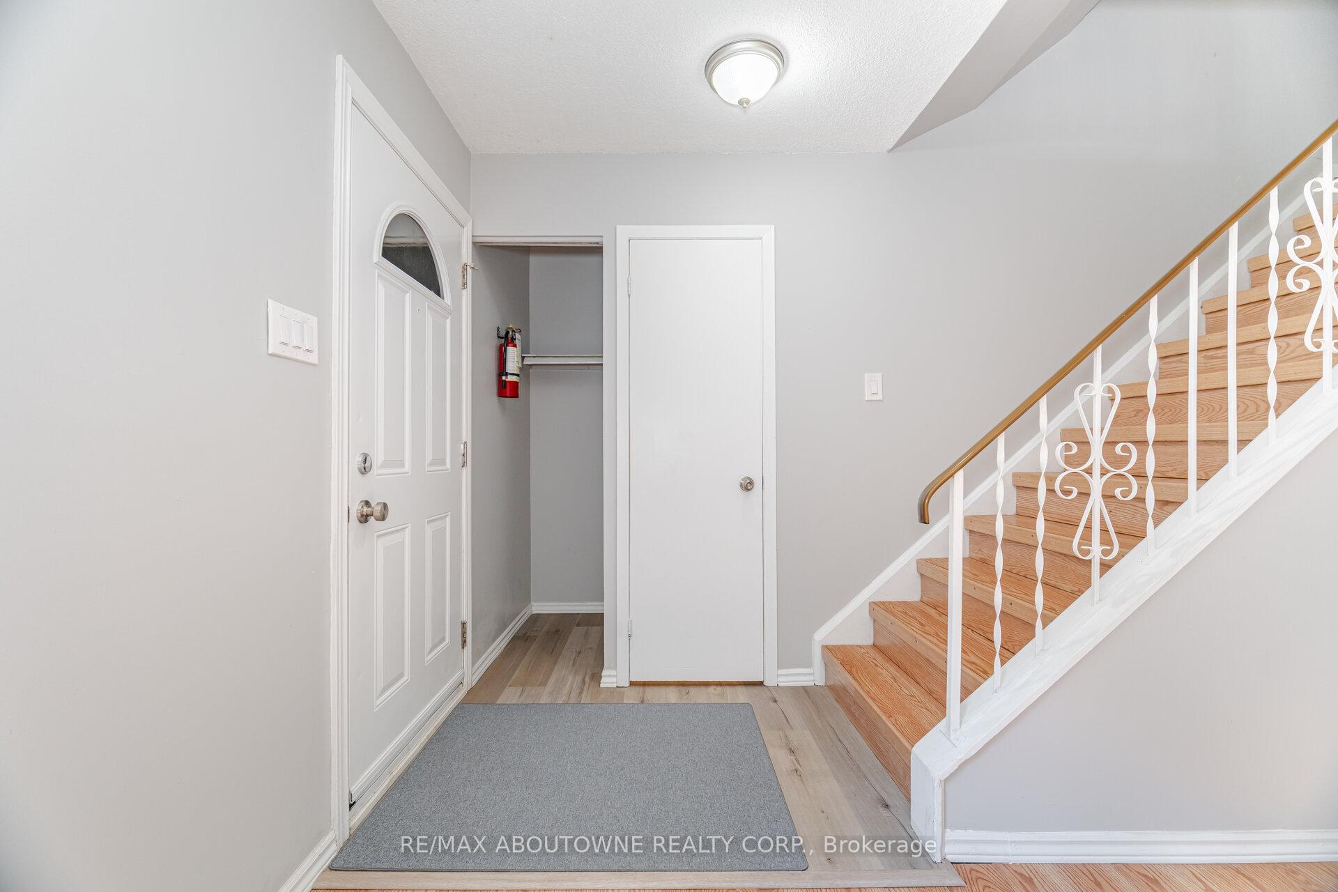 3 Bedrooms Condo at 961 Francis,  Burlington For sale