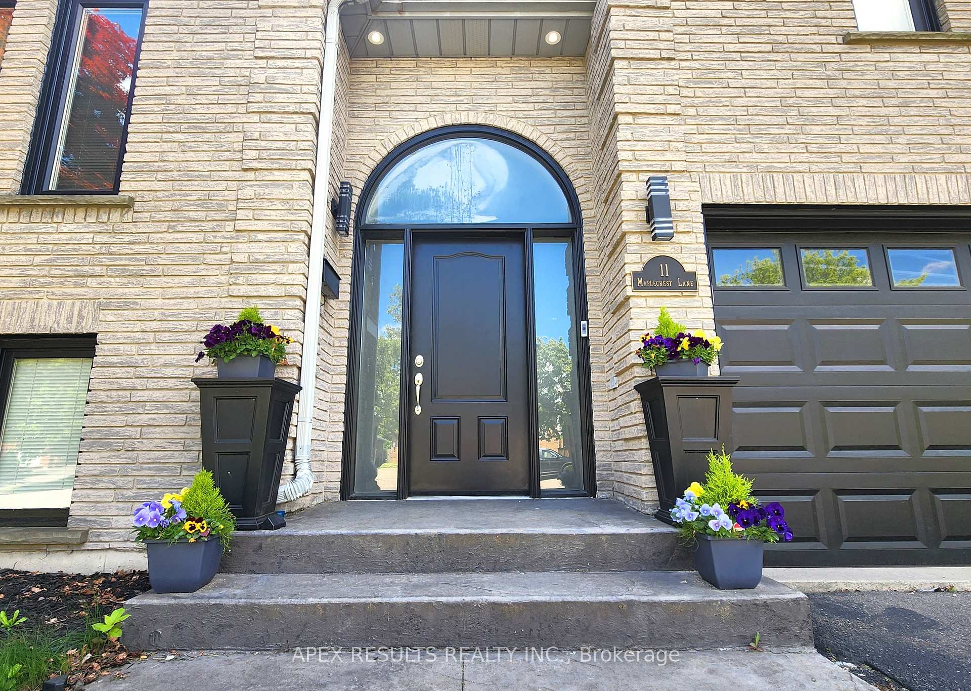 11 MAPLECREST Lane, Brant, ON N3R 7V1