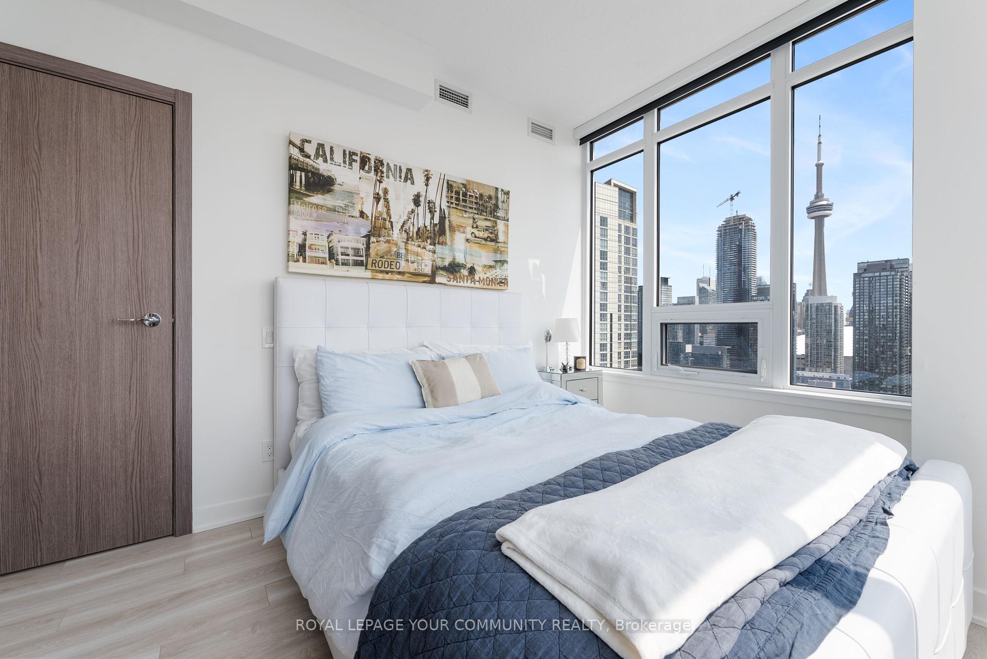3 Bedrooms Condo at 17 Bathurst, Toronto For sale
