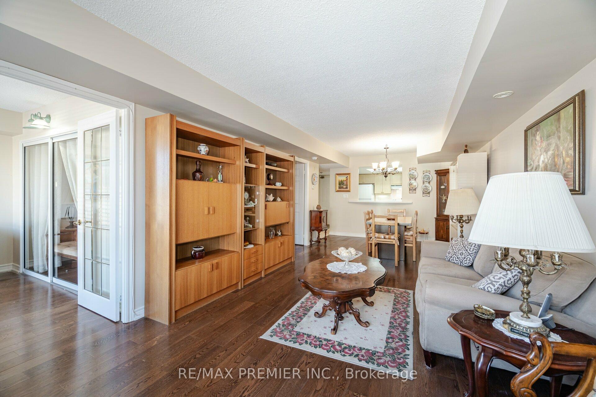 2 Bedrooms Condo at 121 Woodbridge,  Vaughan For sale