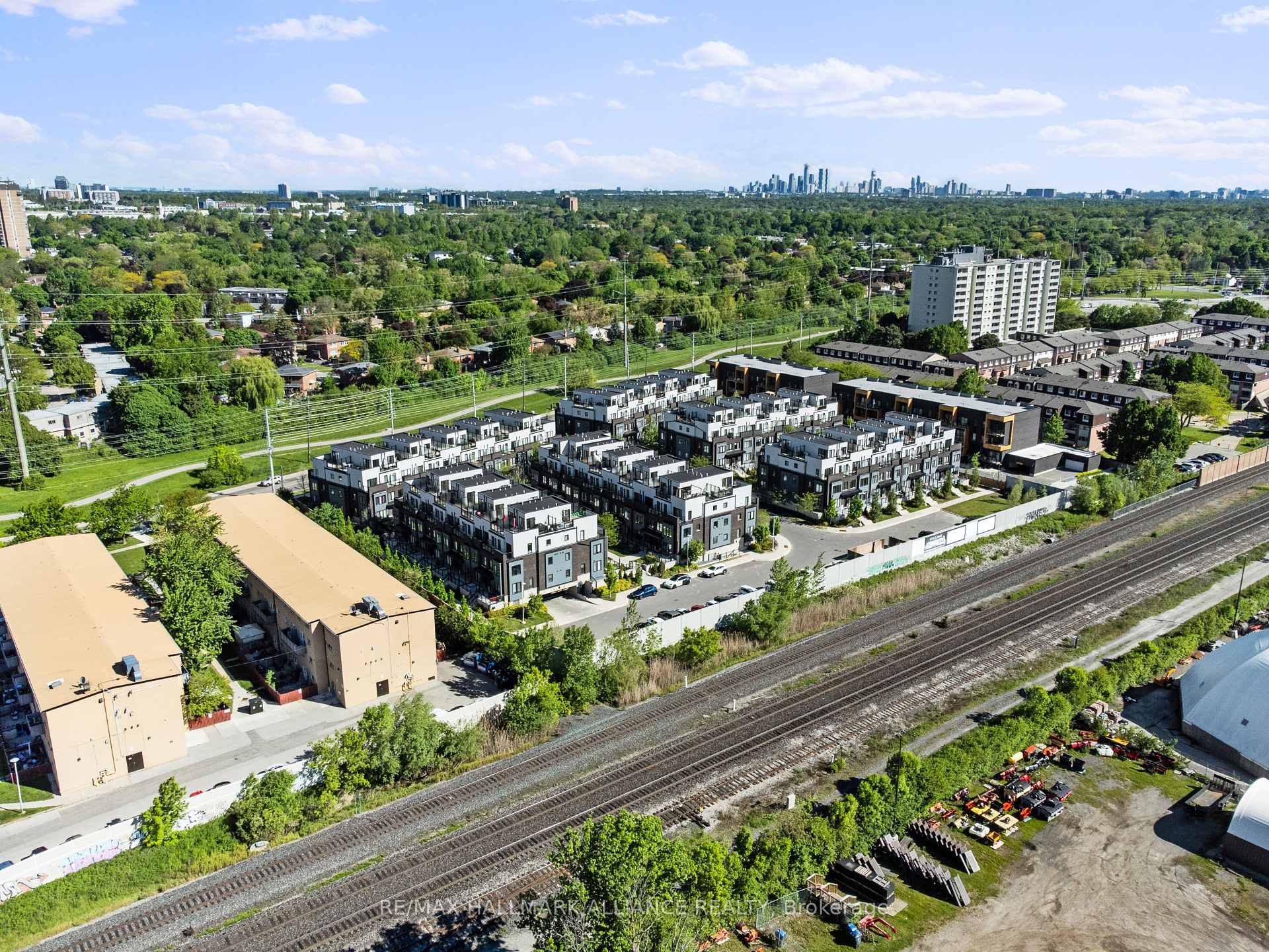 3 Bedrooms Condo at 1150 Stroud, Mississauga For sale
