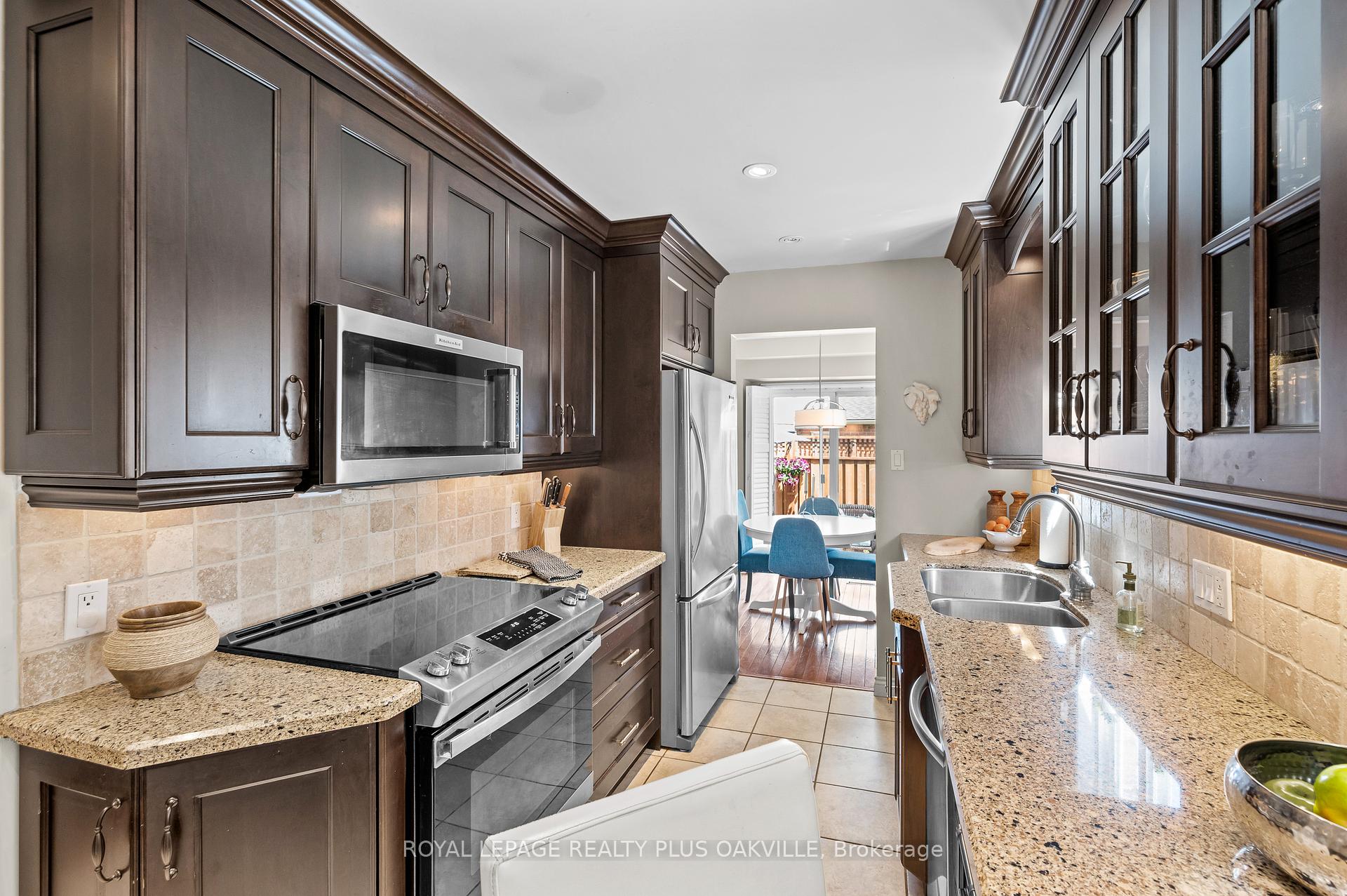 2 Bedrooms Condo at 5255 Lakeshore, Burlington For sale