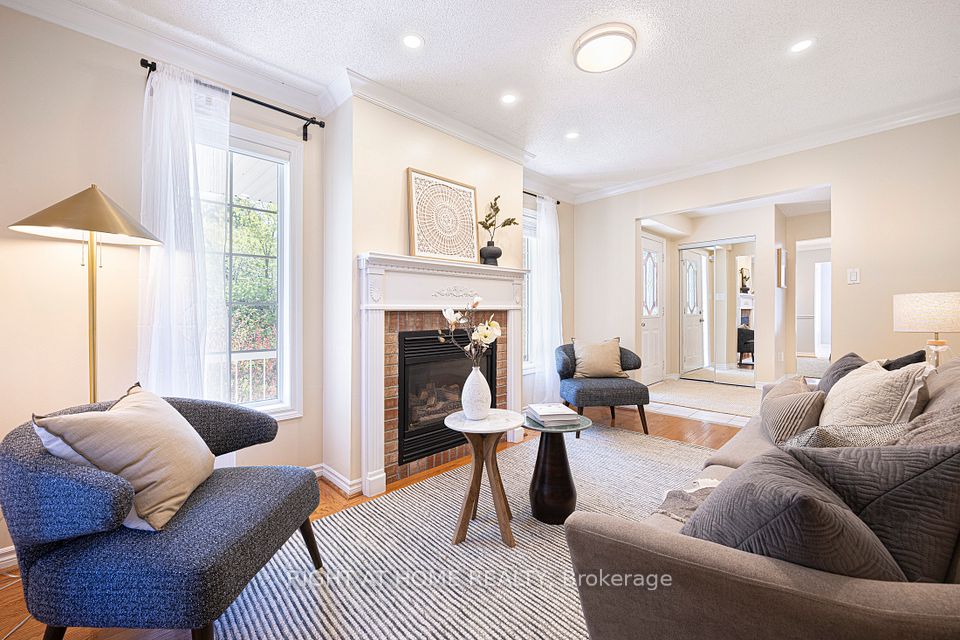 33 Threadgold Court, Whitby, ON L1P 1L9