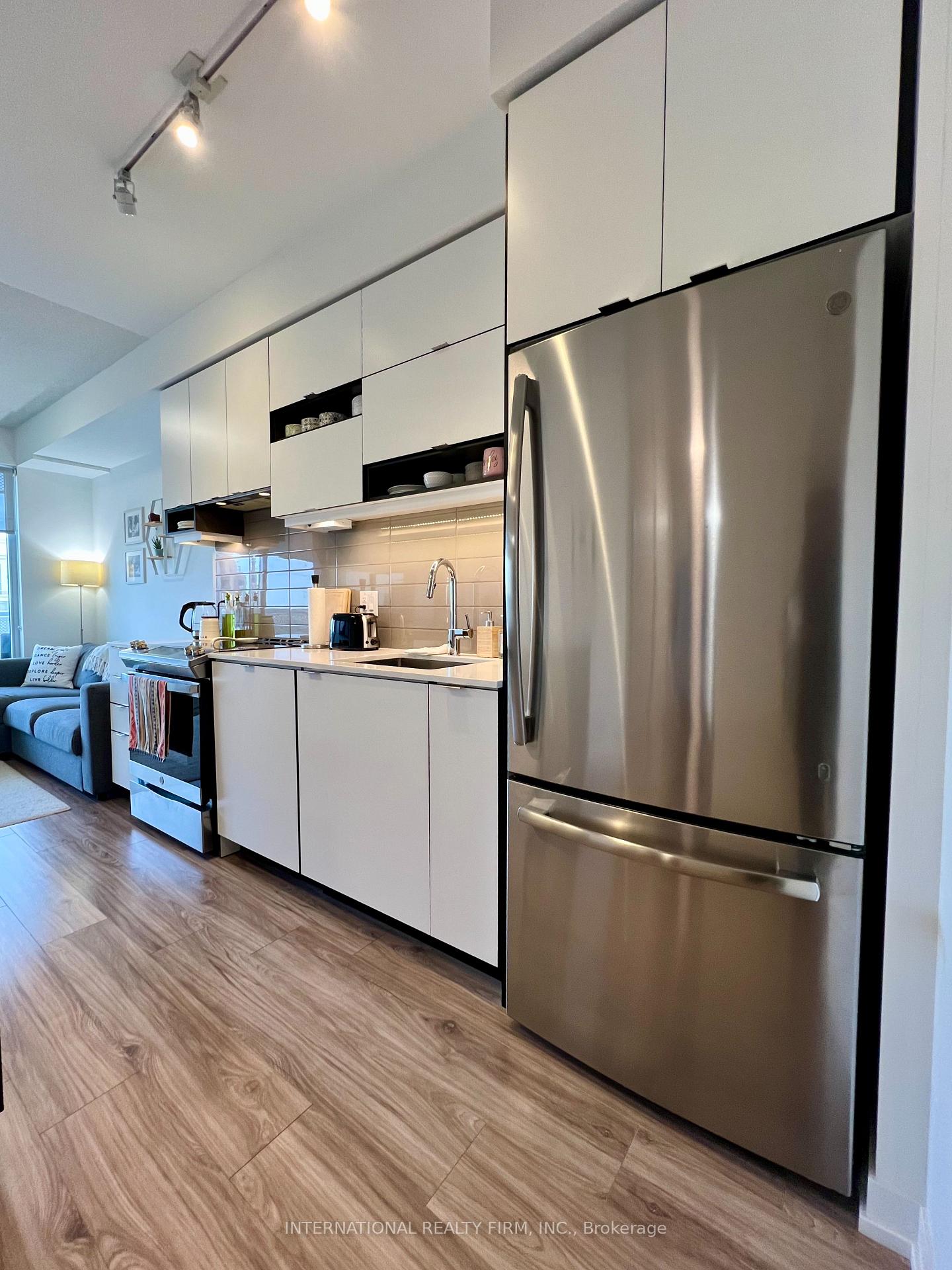 2 Bedrooms Condo at 4065 Confederation, Mississauga For sale