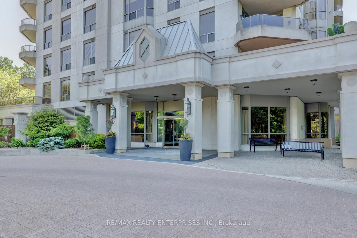 3 Bedrooms Condo at 1900 The Collegeway, Mississauga For sale