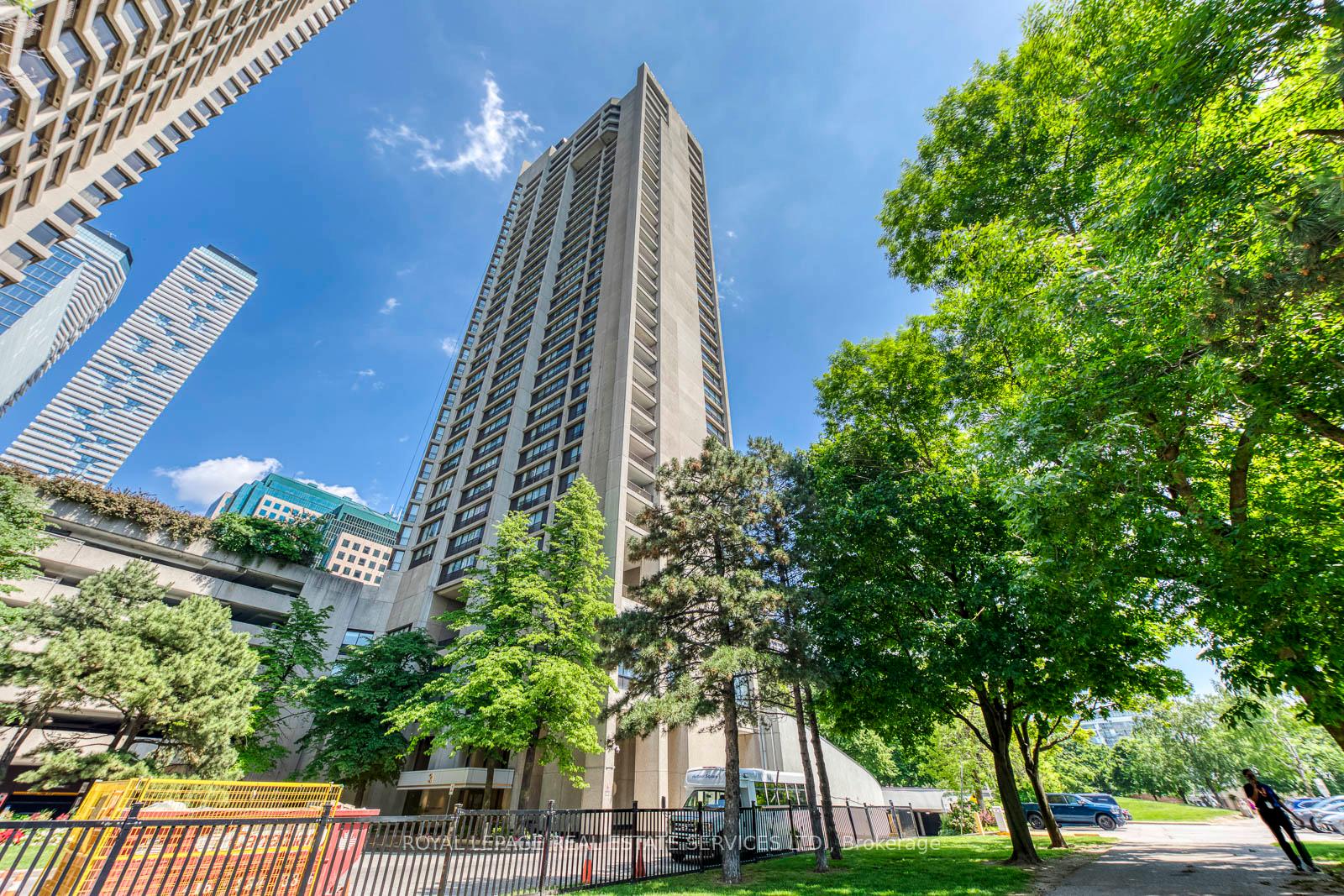 2 Bedrooms Condo at 33 Harbour, Toronto For sale