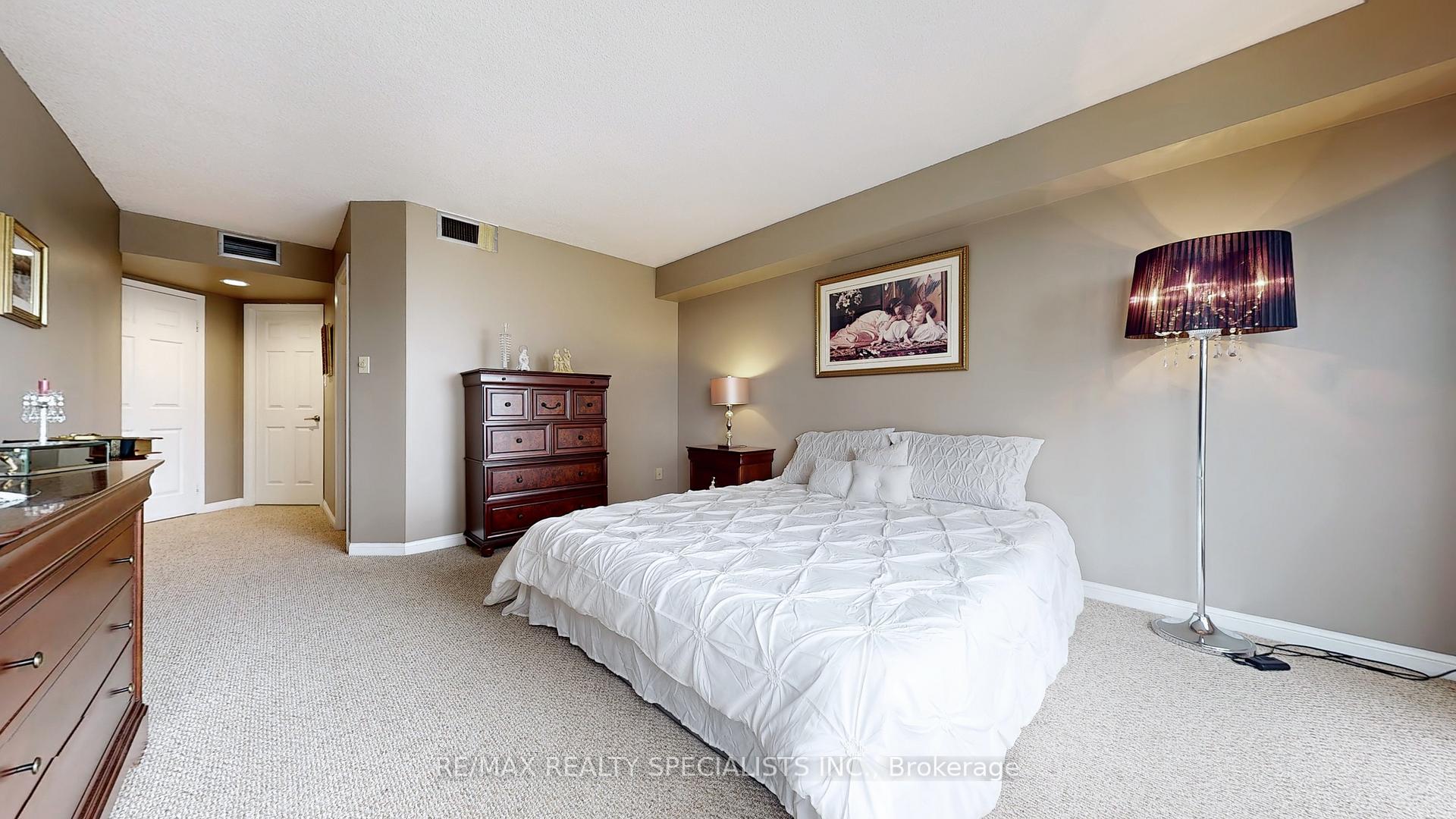 2 Bedrooms Condo at 45 Kingsbridge Garden, Mississauga For sale